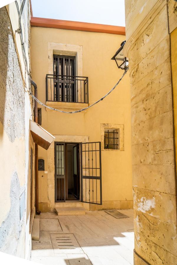 Casa Borbonica Cozy Apartment In Ortigia Ground Floor Сиракуза Екстериор снимка